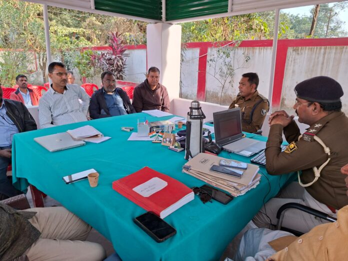 Bahadurpur Police Station परिसर में सुरक्षा व्यवस्था पर चर्चा करते अधिकारी