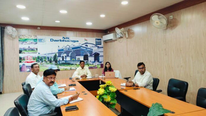 दरभंगा डीएम राजस्व समीक्षा बैठक में अधिकारियों के साथ वीडियो कॉन्फ्रेंसिंग करते जिलाधिकारी कौशल कुमार