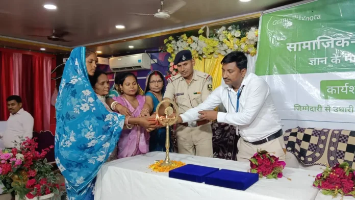 दरभंगा में ग्रामीण महिलाओं की वित्तीय साक्षरता कार्यशाला का उद्घाटन करते मुख्य अतिथि राजेश्वर सिंह