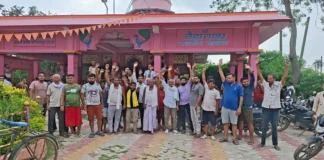 डरहार डकैती कांड: कार्रवाई नहीं हुई तो 15 जुलाई को होगा बहादुरपुर थाना घेराव डरहार डकैती कांड के विरोध में ठाकुरबाड़ी मंदिर में आयोजित बैठक