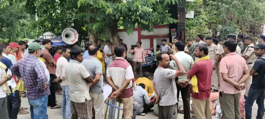 बहादुरपुर थाना घेराव में डरहार डकैती कांड पर विरोध प्रदर्शन