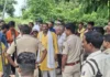 डरहार डकैती कांड को लेकर बहादुरपुर थाना का घेराव, शीघ्र गिरफ्तारी की मांग एमएसयू के नेतृत्व में ग्रामीणों ने सौंपा मांगपत्र, कार्रवाई नहीं होने पर आंदोलन तेज करने की चेतावनी बहादुरपुर थाना घेराव को लेकर जुटे ग्रामीण और सामाजिक कार्यकर्ता