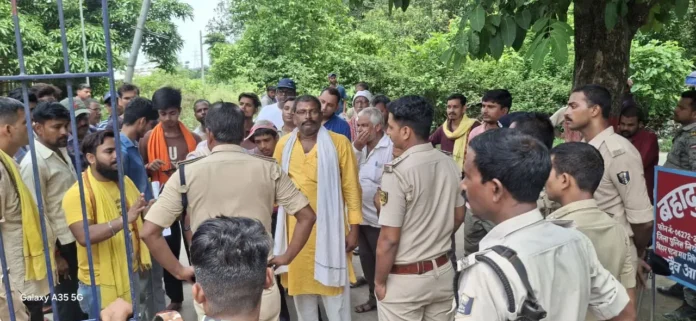 बहादुरपुर थाना घेराव को लेकर जुटे ग्रामीण और सामाजिक कार्यकर्ता