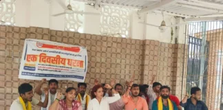 PAT-2024 धरना: LNMU में मिथिला स्टूडेंट यूनियन का प्रदर्शन, सफल अभ्यर्थियों ने जताया आक्रोश PAT-2024 धरना के दौरान LNMU में प्रदर्शन करते अभ्यर्थी