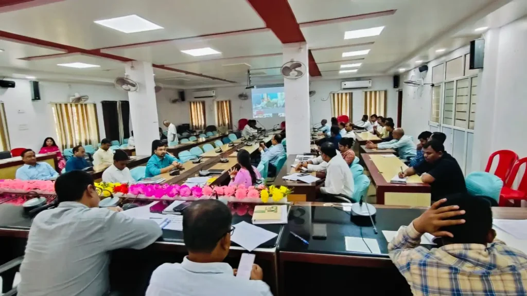 जिला स्तरीय समन्वय समिति की बैठक में मौजूद जिला स्तरीय अधिकारी