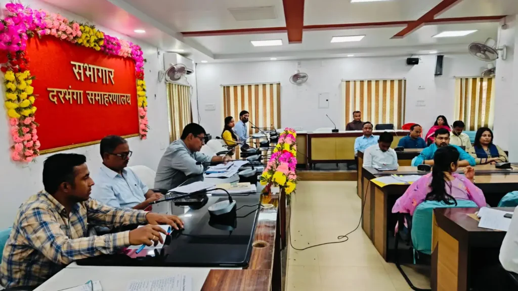 जिला स्तरीय समन्वय समिति की बैठक में अधिकारियों को निर्देश देते उप विकास आयुक्त